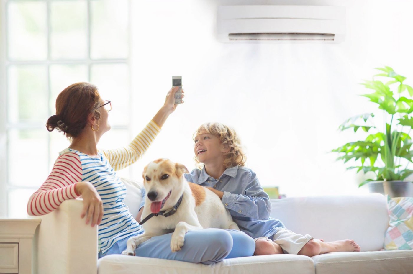 Une famille profite du confort de sa climatisation à la maison